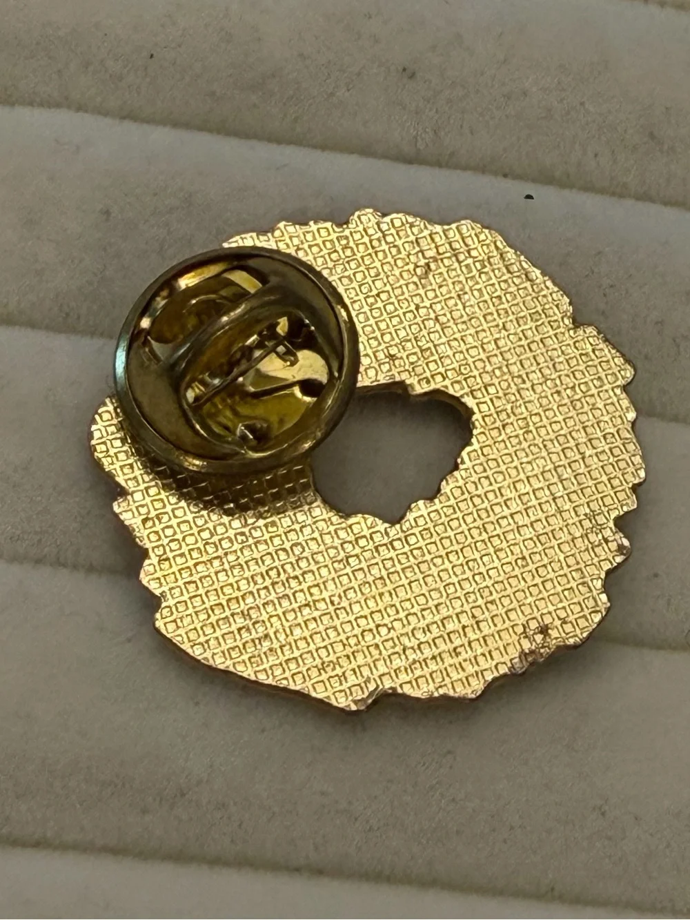 Christmas Wreath with Red Bow Vintage Lapel Pin Shiny Enamel Gold Tone Festive
